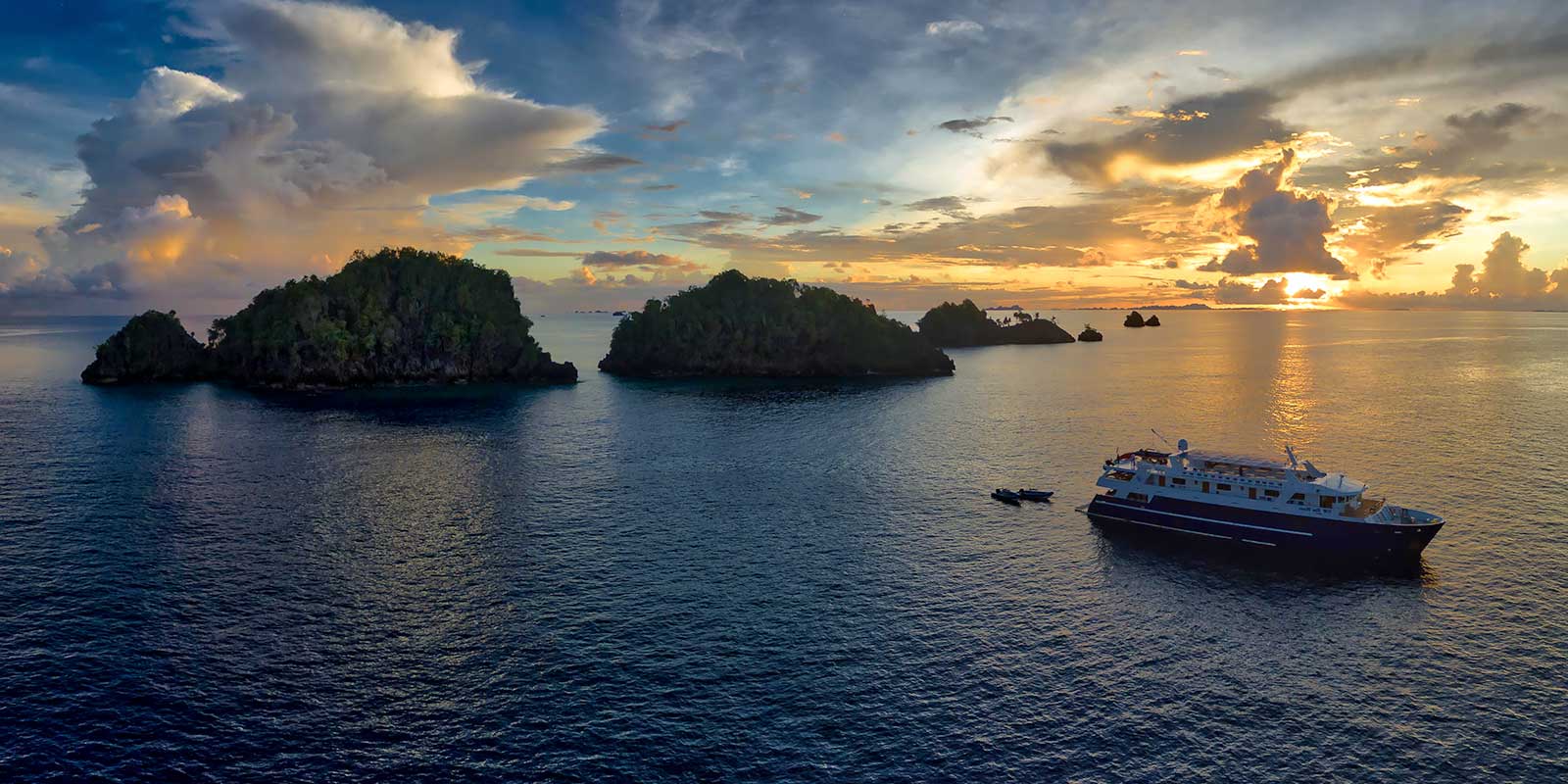 Blue Manta Explorer liveaboard in Indonesia