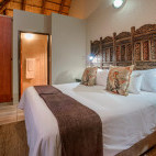 Deluxe bedroom at La Kruger Lodge in South Africa