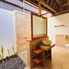 The bathroom area of the hillside bungalow.
