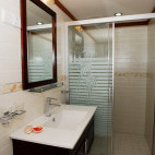 Bathroom onboard M/Y Duke of York liveaboard