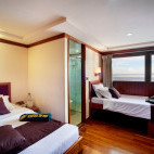 Twin bedroom onboard M/Y Duke of York liveaboard