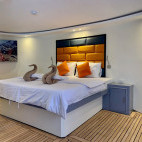 Master cabin on board Oman Explorer liveaboard