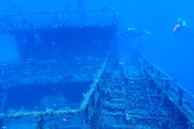 Diving the Chien Tong Wreck, St Eustatius, Caribbean.
